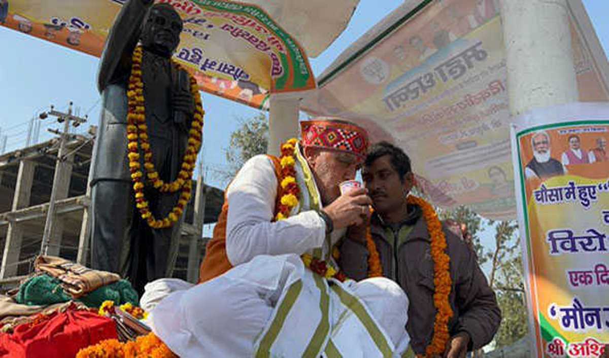 मोची चंदन ने दूध पिलाकर केंद्रीय मंत्री चौबे का उपवास व मौन व्रत तुड़वाया